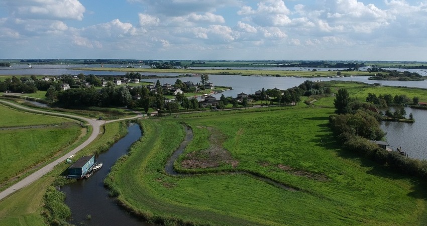 Luchtfoto van Grou, landschap met wei, water, huizen